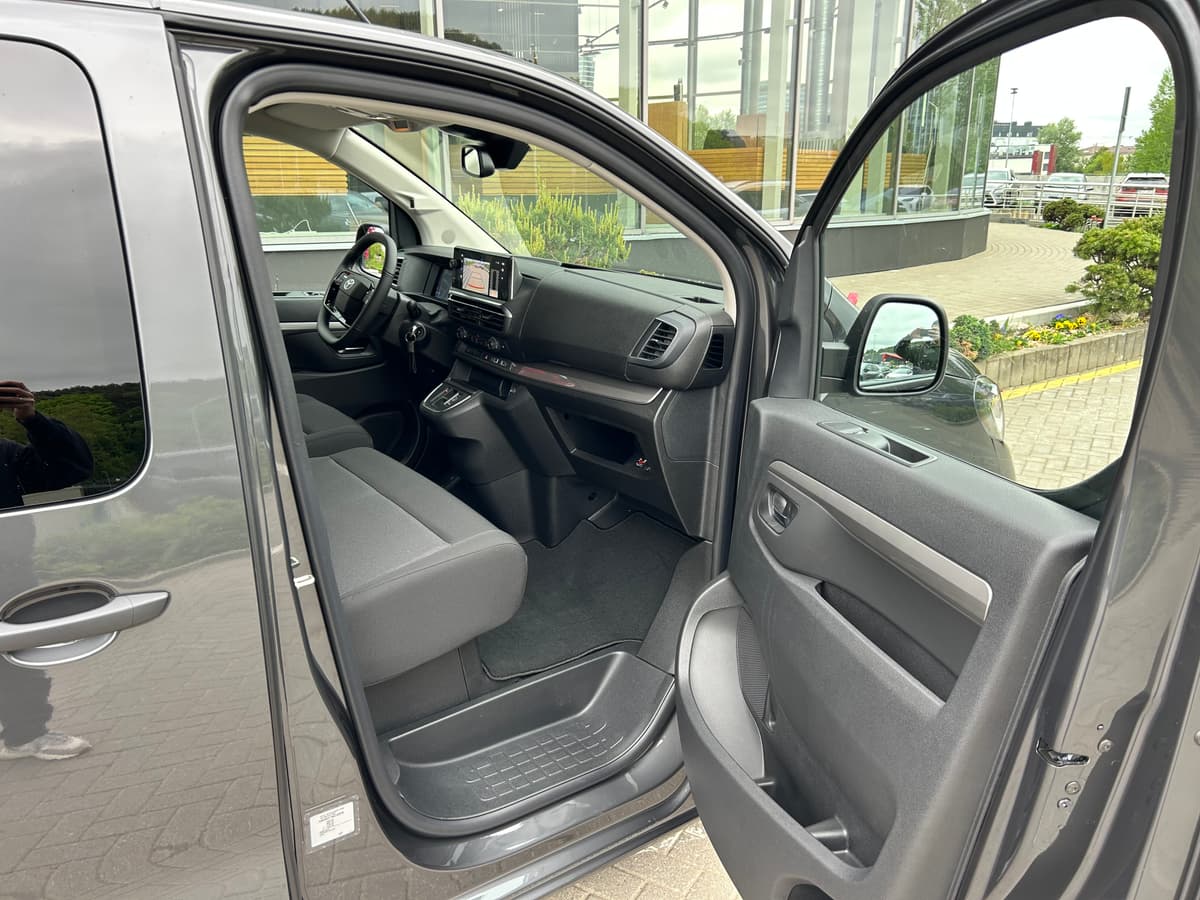 Toyota Proace Verso salonas